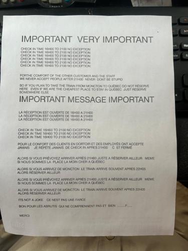 魁北克市GLOBE-TROTTER & BACKPACKERS HOSTEL的带有错误消息的纸张