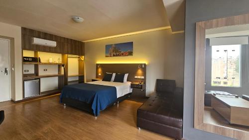 莫克瓜Valle Sur Hotel Moquegua的酒店客房,配有床和沙发