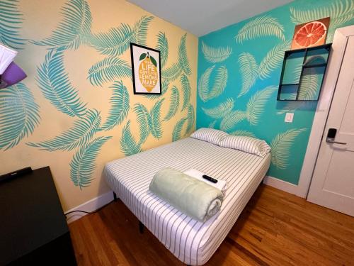纽约Lemon private room with shared bathroom的一间卧室配有一张棕榈树壁画床