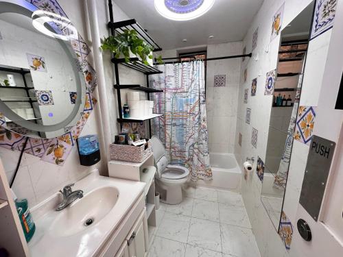 纽约Lemon private room with shared bathroom的一间带水槽、卫生间和镜子的浴室