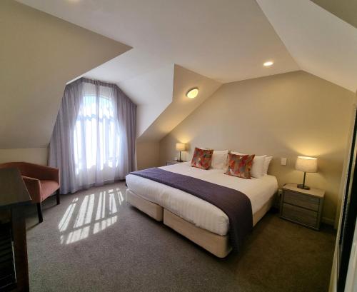 布伦海姆文特纳酒店的一间卧室设有一张大床和一个窗户。