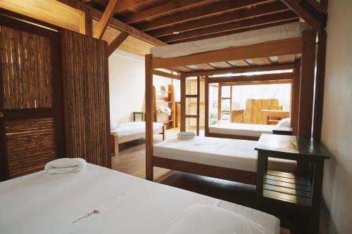 马尔多纳多港La Fauna Hotel的一间卧室,配有两张床