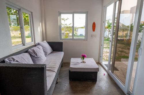 托拉Casa para 4 personas con A/C a 200 mts de la playa Low Tide - Popoyo Aparts的客厅配有沙发和桌子