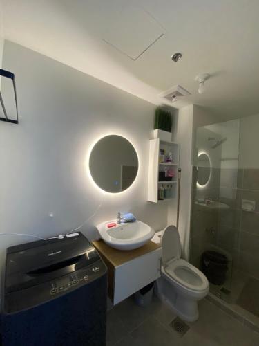 马尼拉Cozy & Minimalist Room at Amaia Steps Alabang的一间带水槽、卫生间和镜子的浴室