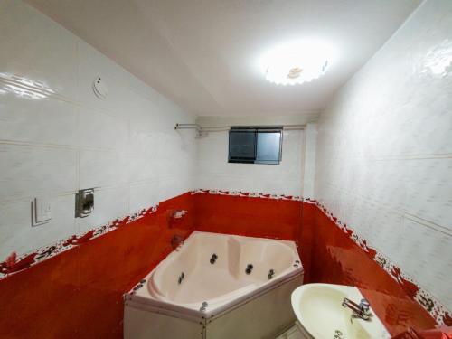 利马hostal paris的带浴缸和盥洗盆的浴室
