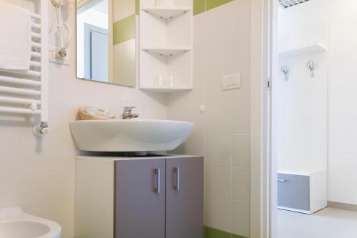 都灵圣保罗校园酒店的白色的浴室设有水槽和卫生间。