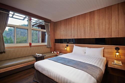 和平区台中商务旅馆－八仙山庄 的一间卧室设有一张大床和一个窗户。