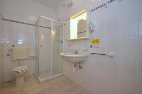 比比翁Residenza Le Acacie的浴室配有卫生间、盥洗盆和淋浴。