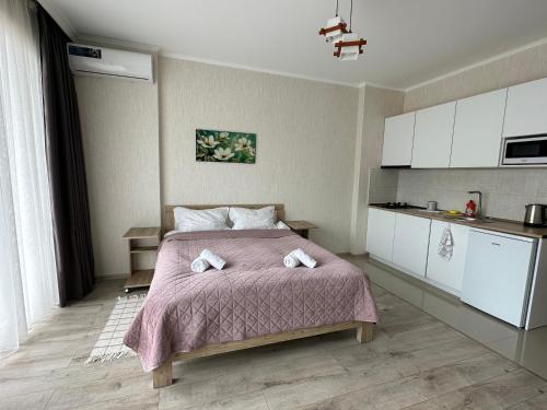 巴统Orange Batumi Travel的一间卧室配有一张床,上面有两条毛巾