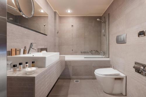 科斯镇科斯阿克缇斯艺术酒店的浴室配有卫生间、盥洗盆和浴缸。