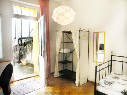 纳沙泰尔Guest house - Maison d'hôtes "Relais des Saars"的一间卧室配有一张床和一个吊灯