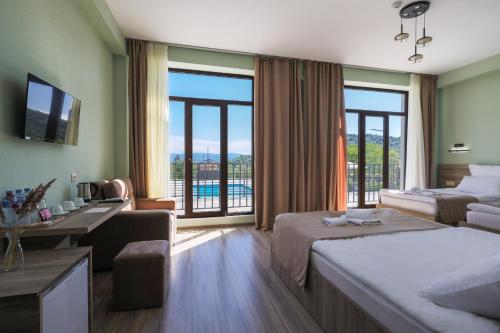 GremiIn Gremi Hotel的酒店客房设有两张床和大窗户。