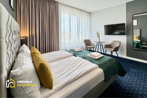 波兹南SERENITY Residence - Old Town Poznan by Friendly Apartments的一间设有大床和窗户的酒店客房