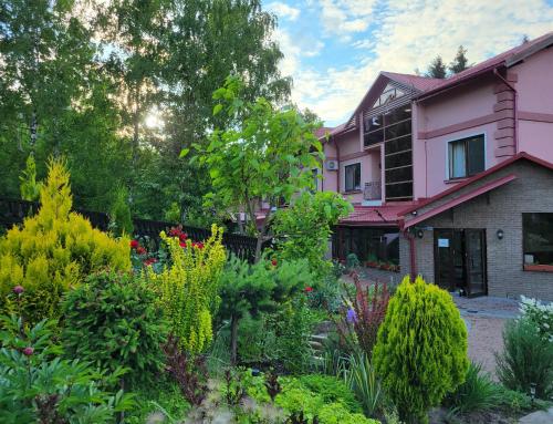 特鲁斯卡韦茨Glory的粉红色房子前面的花园