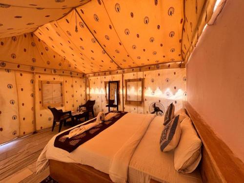 斋沙默尔Rumis Desert Camp的帐篷内一间卧室,配有一张床