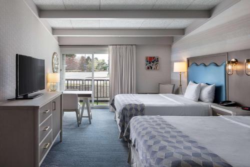 米德尔敦豪生酒店 - 纽波特区/米德尔顿 的酒店客房设有两张床和一台平面电视。
