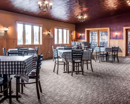 WetmoreQuality Inn & Suites Munising的餐厅设有黑白桌椅
