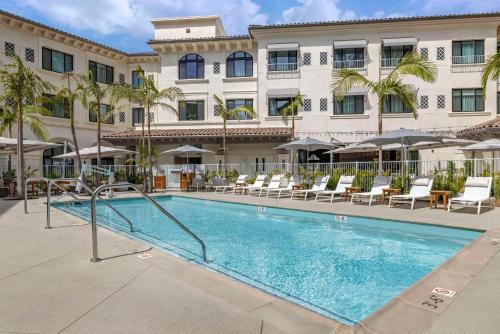 卡拉巴萨斯Cambria Hotel Calabasas - Malibu的大楼前设有游泳池的酒店