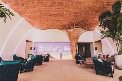 棕榈滩Radisson Blu Aruba的大堂设有椅子和木制天花板