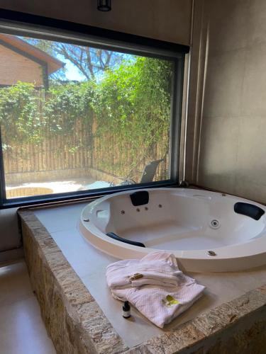 蒙特韦尔迪LaPianta的带浴缸的大窗户