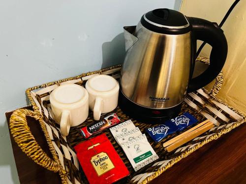 瓦拉纳西Hotel SP Grand的柳条篮,茶壶和其他物品