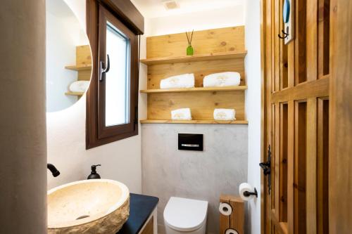 塔里法Dunas Luxury Beach Resort Tarifa的一间带水槽和卫生间的浴室