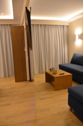 帕莱欧卡斯提撒奥德修斯酒店的带沙发和咖啡桌的客厅