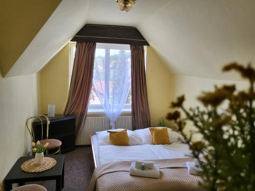 鲁哈科维斯Hotel Lužná的酒店客房设有两张床和窗户。