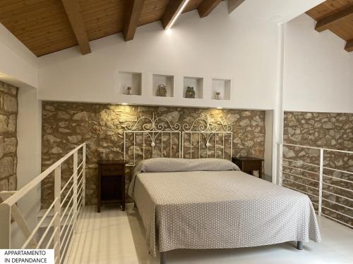 斯克佩罗普拉亚庄园农家乐的一间卧室设有一张床和石墙