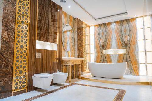 杜尚别KANGURT Grand Hotel的一间带两个卫生间和浴缸的浴室
