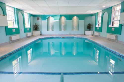林德赫斯特巴特利旅舍酒店的蓝色墙壁的建筑内的游泳池