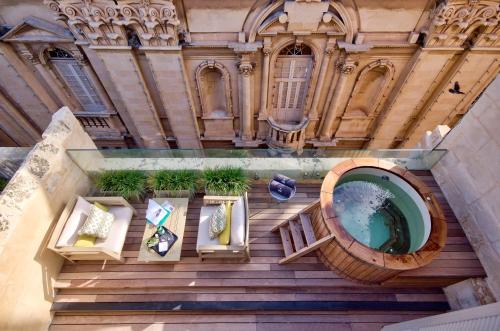 瓦莱塔Casa Ellul - Small Luxury Hotels of the World的大楼游泳池的顶部景色