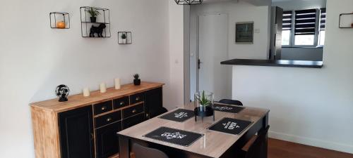 敦刻尔克Appartement Centre ville proche gare的一间带桌椅的用餐室和一间厨房