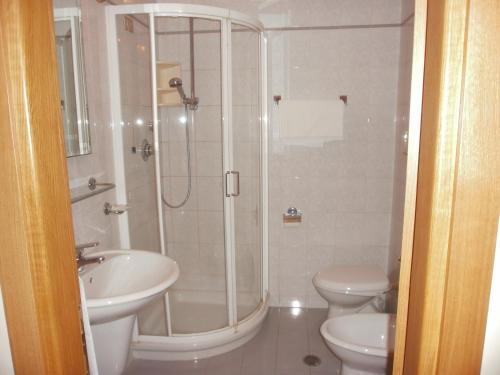 蓬泰圣乔瓦尼曼佐尼酒店的带淋浴、盥洗盆和卫生间的浴室