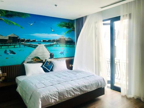 Ðông ThônHồng Ngọc Hotel的一间卧室,带有游泳池壁画