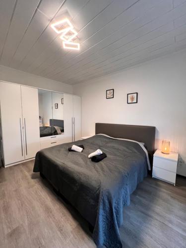 Ferienhaus in Wilsenroth的一间卧室配有一张大床和两条毛巾