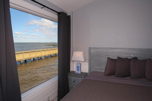 科罗拉The Inn at Corolla的一间卧室设有海景窗户