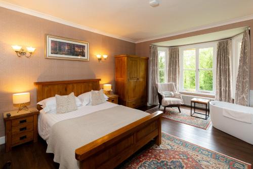 艾恩布里奇Coalbrookdale Villa的一间卧室设有一张大床和一个浴缸