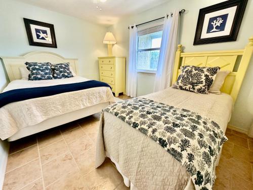 巴拿马城海滩Sandcastles and Sunshine - Gulf Highlands Beach Resort的一间卧室设有两张床和窗户。