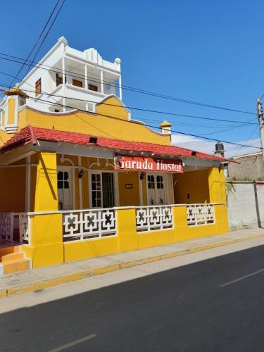 皮门特尔Hotel Garuda Pimentel的街道边的黄色建筑