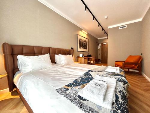 阿克雷里阿库雷里酒店的一间卧室配有一张大床和毛巾