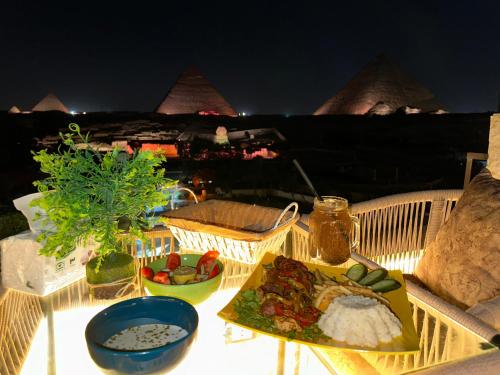 开罗Sahara Pyramids Inn的阳台上的桌子上放着一盘食物