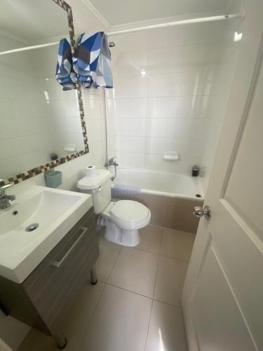 La Chimbacasa的浴室配有卫生间、盥洗盆和浴缸。
