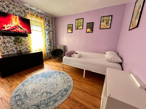 纽约Italian style room shared bathroom的客厅设有一张床和一个壁炉