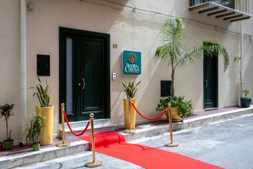 奇尼斯Borgo La Chiusa的大楼前的红地毯