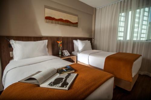 BH Raja Hotel客房内的一张或多张床位
