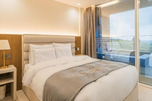 西归浦市Haeilri Pool&SPA Hotel的一间卧室设有一张大床和一个窗户。