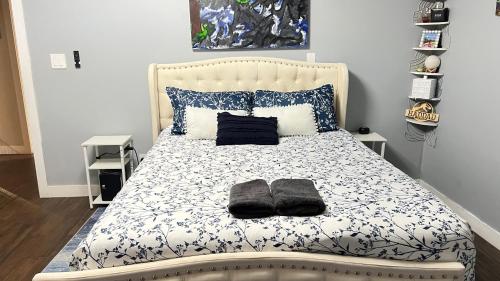 喷泉山Stylish Fountain Hills gem with game room的一间卧室配有一张带两个枕头的床