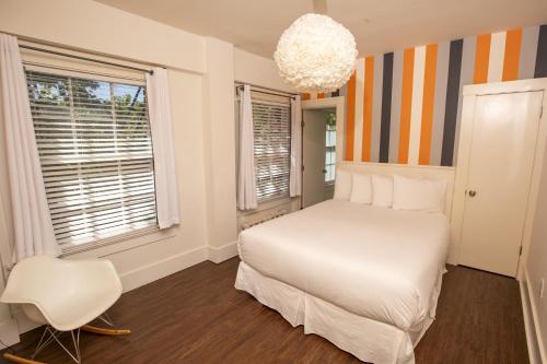 旧金山Edwardian Hotel的卧室配有白色的床和白色椅子