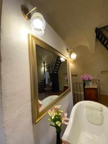 PinoTorra di Ciocce的浴室设有镜子和白色水槽